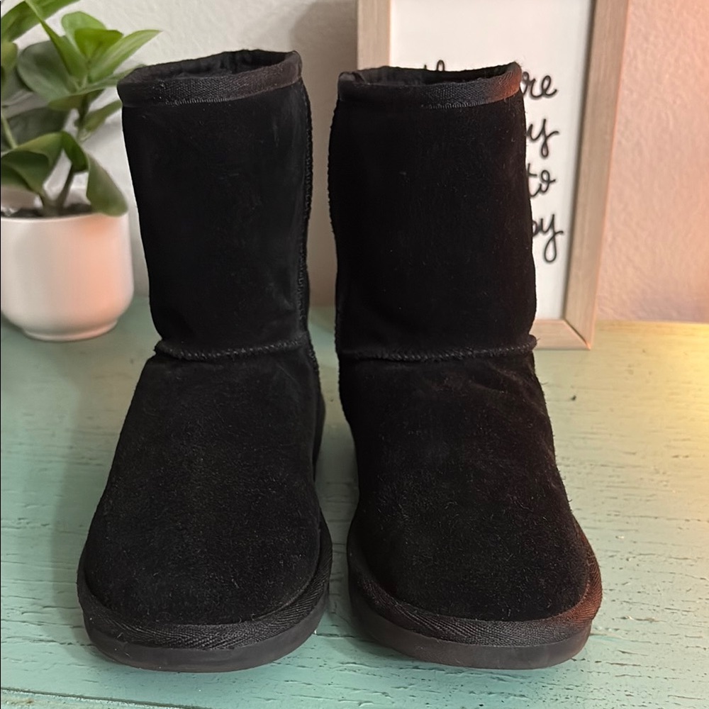 Cozy Black UGG boots SZ 3